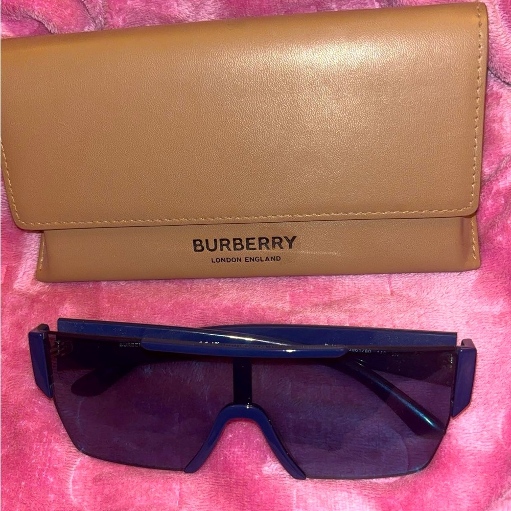 BURBERRY SUNNIES
💙perfect condition. 
Lightly worn.